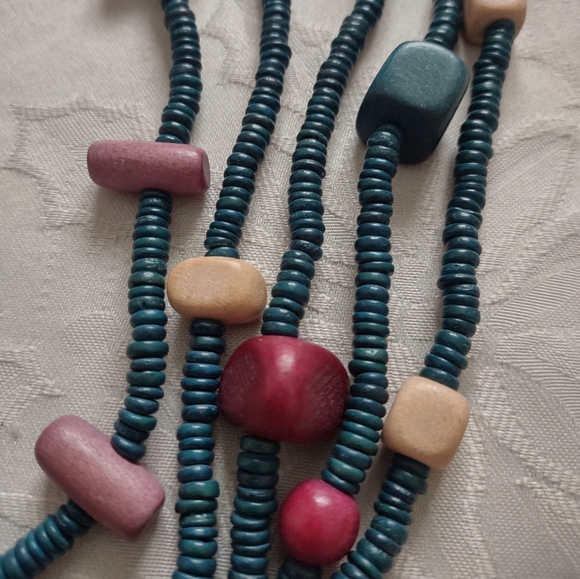 Five layer rondelles green red pink various shapes wooden necklace - Picture 3 of 10